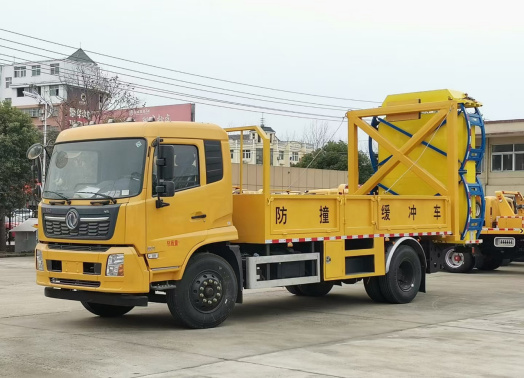 东风多利卡D9防撞缓冲车