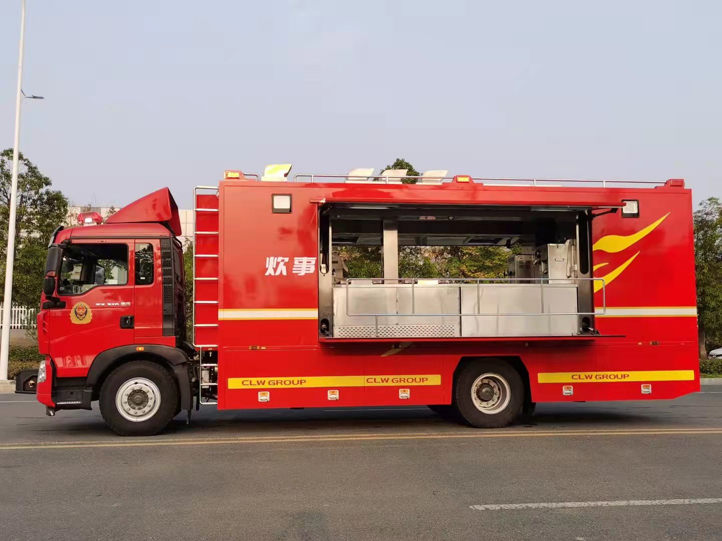 重汽32人宿营车